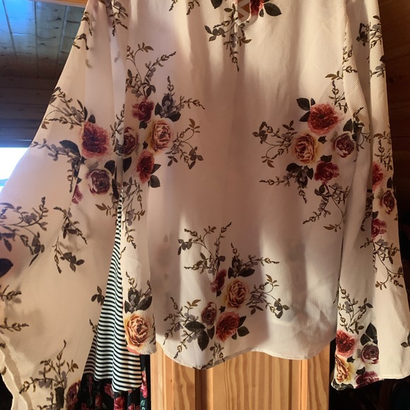 White floral blouse with flowy sleeves. - Picture 5 of 5